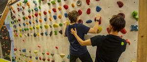 Sportwissenschaftler Silas Dech leitet Skoliose-erkrankte Kinder in der Klettertherapie an.