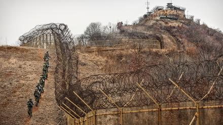 Die Demilitarisierte Zone (DMZ) ist ein vier Kilometer breiter, jeweils zur Hälfte zu Nord- und Südkorea gehörender Geländestreifen. Er ist stark gesichert und für Zivilisten gesperrt.