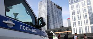 Ein Polizeiauto steht nach einem Drohnenangriff in Moskau am 24. Juli 2023 vor einem beschädigten Geschäftszentrum in der Likhacheva-Straße.