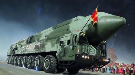 Die Aufnahme soll nach Angaben von KCNA die Interkontinentalrakete Hwasong-18 zeigen.
