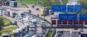Der ADAC warnt Reisende, dass nun eines der schlimmsten Stauwochenenden des Jahres bevorstehe.
