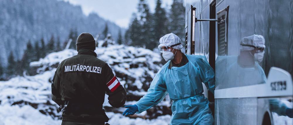 Ein Militärpolizist kontrolliert am Pass Thurn Ausreisende.