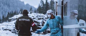 Ein Militärpolizist kontrolliert am Pass Thurn Ausreisende.
