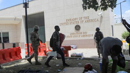 Vor der US-Botschaft in Haiti