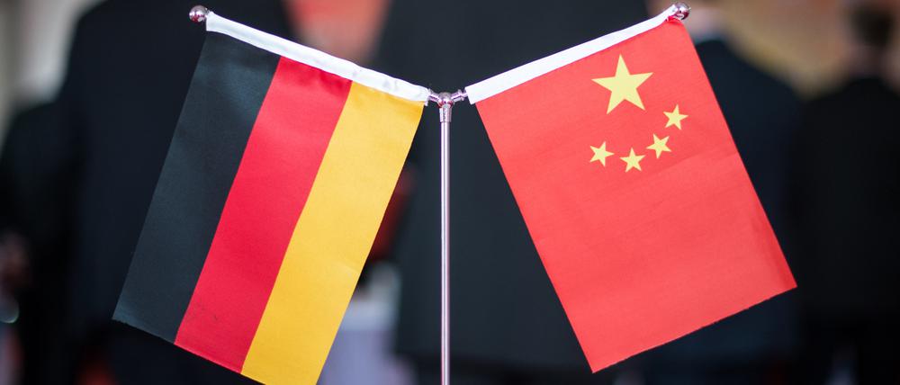 Eine chinesische und eine deutsche Flagge