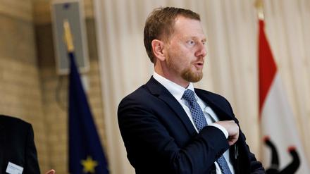 Michael Kretschmer (CDU), Ministerpräsident von Sachsen, vor Beginn der Sonderkonferenz der Ost-Ministerpräsidenten zur Verkehrsinfrastruktur in Ostdeutschland und die Anbindung nach Mittel- und Osteuropa.