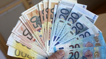 Sichergestelltes Falschgeld wird bei einem Pressetermin in einer Bundesbank-Filiale präsentiert.