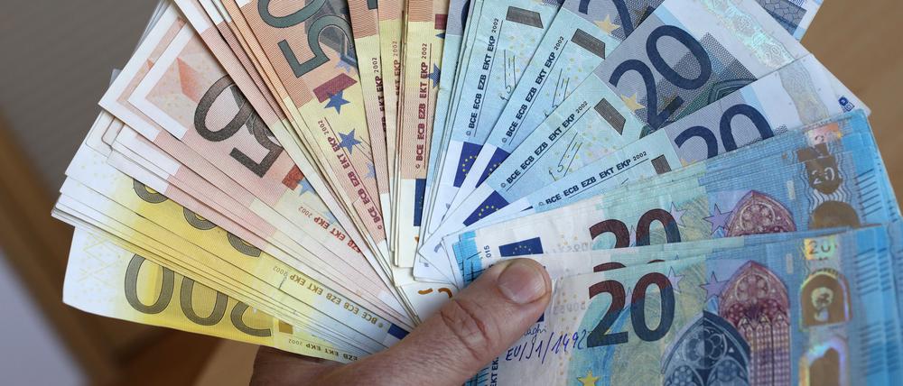 Sichergestelltes Falschgeld wird bei einem Pressetermin in einer Bundesbank-Filiale präsentiert.