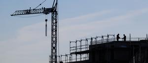 Bauarbeiter stehen auf der Baustelle eines Mehrfamilienhauses. Die Bundesregierung verfehlt ihre Ziele im Wohnungsbau. Gleichzeitig leben Menschen in Deutschland auf immer mehr Wohnfläche.