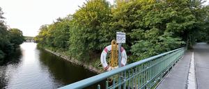 Blick von der Hubertusbrücke zum Stölpchensee: Die Bank am Straßenrand soll östlich der Brücke aufgestellt werden.