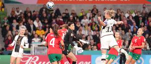 Alexandra Popp springt im ersten Gruppenspiel gegen Marokko hoch zum Kopfball.
