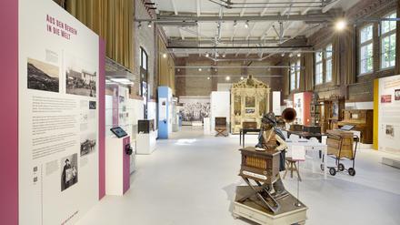 Blick in die Ausstellung  „Musica di Strada“  im Museum Pankow.