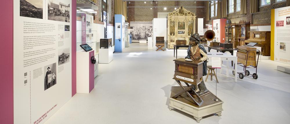 Blick in die Ausstellung  „Musica di Strada“  im Museum Pankow.