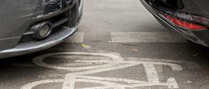 Durch einen zugeparkten Radweg weicht eine Fahrradfahrerin am 26.05.2016 in Berlin auf die Fahrbahn aus. Mit einer Aktionswoche wollen Berliner Polizei und Ordnungsämter ab Montag (30. Mai) gegen Falschparker auf Fahrrad- und Busstreifen vorgehen. Foto: Alexander Heinl/dpa (zu dpa "Knöllchenwoche in Berlin - Falschparker im Visier" 27.05.2016) +++(c) dpa - Bildfunk+++ | Verwendung weltweit