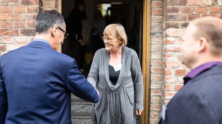 Kuchen backen für den Minister: Margret Feger begrüßt Agrarminister Özdemir zu ihrer „Tafelrunde Bel(l)eben“ in Sachsen-Anhalt. 