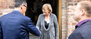Kuchen backen für den Minister: Margret Feger begrüßt Agrarminister Özdemir zu ihrer „Tafelrunde Bel(l)eben“ in Sachsen-Anhalt. 