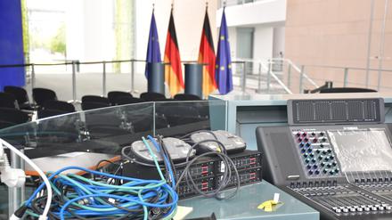 Der Pressesaal bekommt dieser Tage, da er nicht gebraucht wird, eine modernere Tonanlage.