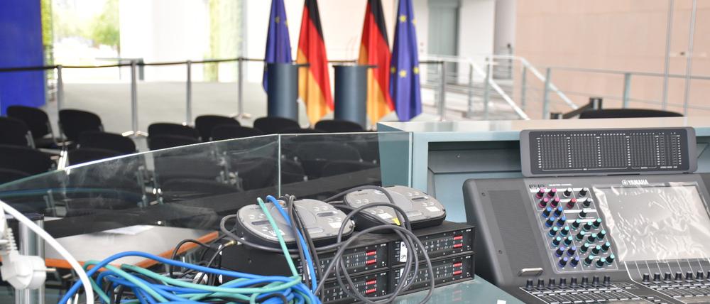 Der Pressesaal bekommt dieser Tage, da er nicht gebraucht wird, eine modernere Tonanlage.