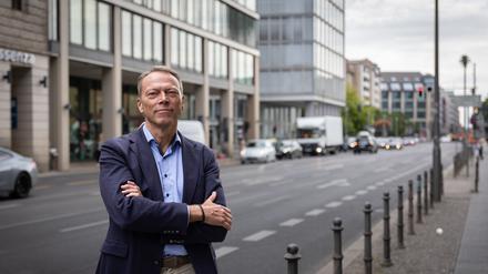 Unfallforscher Siegfried Brockmann vor seinem Büro an der Leipziger Straße, Ecke Wilhelmstraße in Berlin-Mitte.