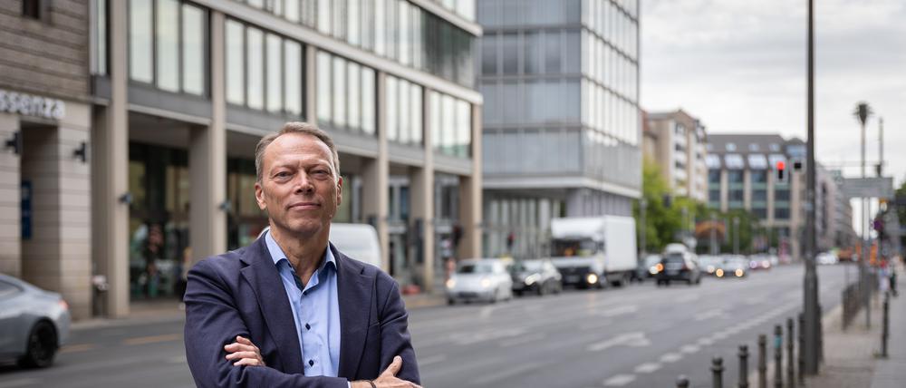 Unfallforscher Siegfried Brockmann vor seinem Büro an der Leipziger Straße, Ecke Wilhelmstraße in Berlin-Mitte.