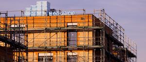 Hohe Zinsen und steigende Baukosten lähmen den Wohnungsbau in Deutschland.