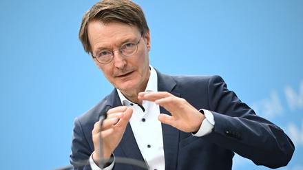 Bundesgesundheitsminister Karl Lauterbach (SPD) spricht auf einer Pressekonferenz zum Thema Hitzeschutz.
