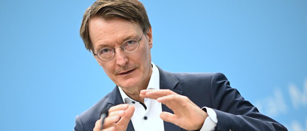 Bundesgesundheitsminister Karl Lauterbach (SPD) spricht auf einer Pressekonferenz zum Thema Hitzeschutz.