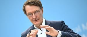 Bundesgesundheitsminister Karl Lauterbach (SPD) spricht auf einer Pressekonferenz zum Thema Hitzeschutz.