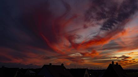 Wolken am rot-blauen Himmel bei Sonnenuntergang