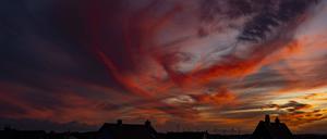 Wolken am rot-blauen Himmel bei Sonnenuntergang