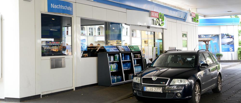 Rewe-Shop an einer Aral-Tankstelle: Bis Ende des Jahres soll das Konzept um 50 auf dann 900 Stationen ausgeweitet werden.