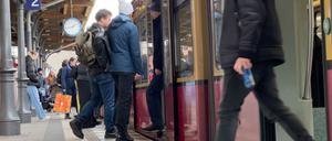 19.000 Menschen nutzen täglich den S-Bahnhof Zehlendorf: Bisher gibt es nur einen einzigen Zugang zu den Gleisen.