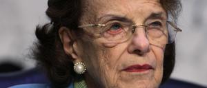 US-Senatorin Dianne Feinstein hört während einer Anhörung am 12. Juli 2023 auf dem Capitol Hill in Washington zu. Von 1978 bis 1988 war sie als erste Frau Bürgermeisterin von San Francisco.