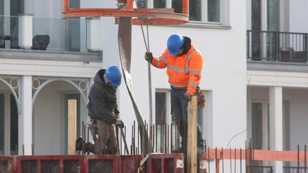 Blick am Freitag 17.03.2023 im Ostseebad Sellin Landkreis Vorpommern R√ºgen auf Bauarbeiter die auf einer Baustelle Beton gie√üen. 