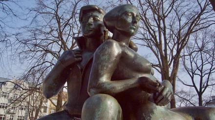 Bettine und Achim von Arnim, Bronzeskulptur von Michael Klein auf dem Arnimplatz.