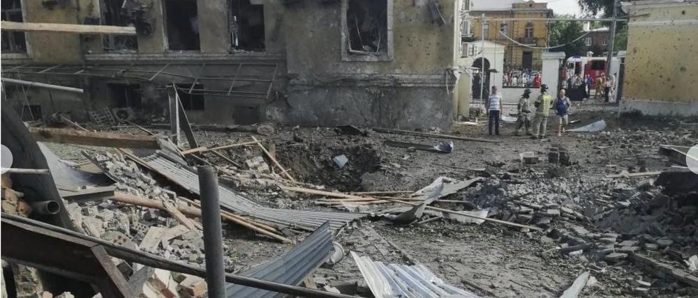28.07.2023, Russland, Taganrog: Blick auf den Ort einer Explosion. In der südrussischen Großstadt Taganrog sind nach Behördenangaben durch einen Raketeneinschlag mehr als ein Dutzend Menschen verletzt worden. 