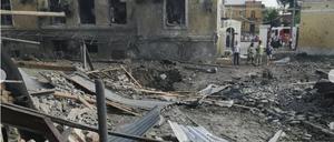 28.07.2023, Russland, Taganrog: Blick auf den Ort einer Explosion. In der südrussischen Großstadt Taganrog sind nach Behördenangaben durch einen Raketeneinschlag mehr als ein Dutzend Menschen verletzt worden. 
