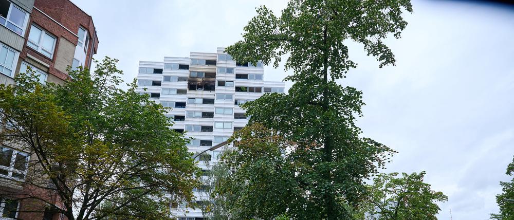 Fahrzeuge der Feuerwehr stehen vor einem Hochhaus, in dem ein Feuer ausgebrochen war. Wegen eines Brandes im zwölften Stock eines Hochhauses in Berlin sind zwei Menschen aus dem Gebäude gesprungen und ums Leben gekommen.