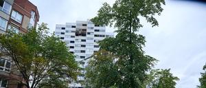 Fahrzeuge der Feuerwehr stehen vor einem Hochhaus, in dem ein Feuer ausgebrochen war. Wegen eines Brandes im zwölften Stock eines Hochhauses in Berlin sind zwei Menschen aus dem Gebäude gesprungen und ums Leben gekommen.