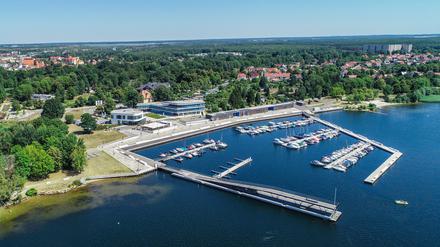 Motor- und Segelboote liegen im Stadthafen von Senftenberg im Lausitzer Seenland (Luftaufnahme mit einer Drohne). Der Senftenberger See liegt mitten im Lausitzer Seenland.