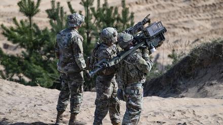 Medienberichten zufolge soll das Paket unter anderem tragbare Flugabwehrsysteme, sogenannte Manpads, Aufklärungsdrohnen und Munition beinhalten. 