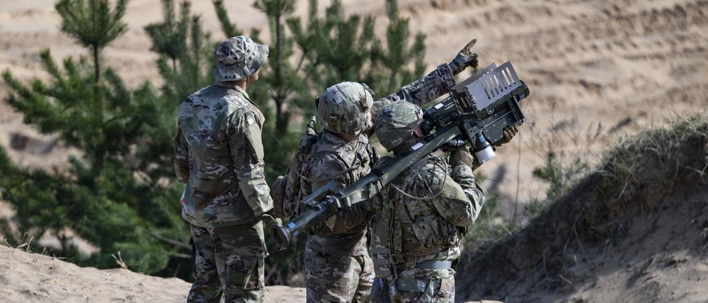 Medienberichten zufolge soll das Paket unter anderem tragbare Flugabwehrsysteme, sogenannte Manpads, Aufklärungsdrohnen und Munition beinhalten. 