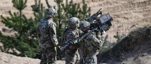 Medienberichten zufolge soll das Paket unter anderem tragbare Flugabwehrsysteme, sogenannte Manpads, Aufklärungsdrohnen und Munition beinhalten. 
