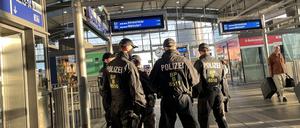 Polizeieinsatz an S-Bahnhöfen in Berlin.