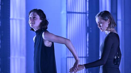 Julia Windischbauer (Recha, lnks) und Valery Tscheplanowa (Nathan) in Ulrich Rasches „Nathan der Weise“.  