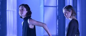 Julia Windischbauer (Recha, lnks) und Valery Tscheplanowa (Nathan) in Ulrich Rasches „Nathan der Weise“.  