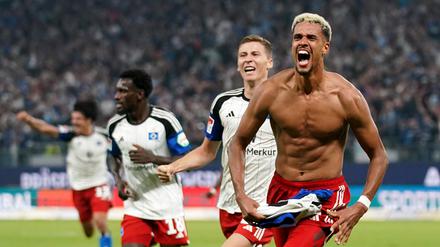 Robert Glatzel rastet nach seinem  Tor zum 4:3 aus – wie das ganze Hamburger Volksparkstadion.