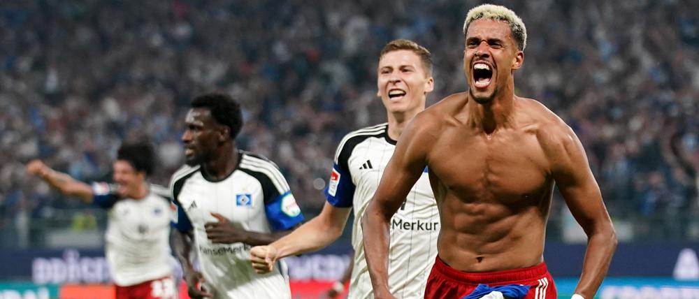 Robert Glatzel rastet nach seinem  Tor zum 4:3 aus – wie das ganze Hamburger Volksparkstadion.