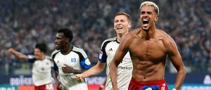 Robert Glatzel rastet nach seinem  Tor zum 4:3 aus – wie das ganze Hamburger Volksparkstadion.