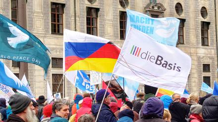 Verschwörungsideologen, Rechte und Putinversteher feiern in Friesack. 